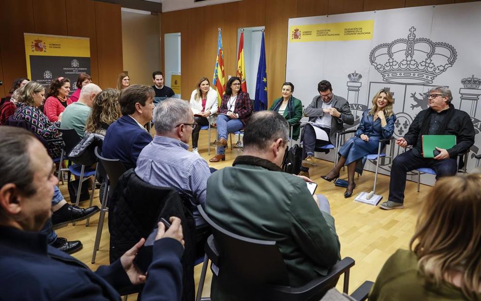 La vicepresidenta segunda del Gobierno y ministra de Trabajo y Economía Social, Yolanda Díaz (2d), y  el secretario de Estado de Trabajo, Joaquín Pérez Rey (3d), durante una reunión con los alcaldes valencianos afectados por la dana