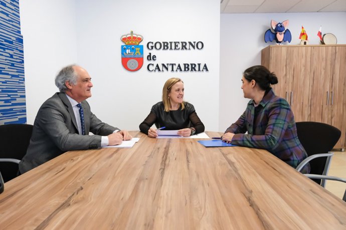 La consejera de Presidencia, Justicia, Seguridad y Simplificación Administrativa, Isabel Urrutia, se reúne con representantes de la asociación de mediación de Cantabria