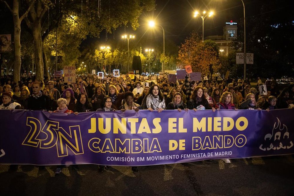 Archivo - Decenas de personas durante la manifestación organizada por la Comisión 8M con motivo del 25N y bajo el lema "Juntas, el miedo cambia de bando", desde Atocha hasta la calle Alcalá, a 25 de noviembre de 2024, en Madrid (España). 