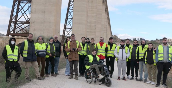 Investigadores de la UJA y alumnado participante en el proyecto, junto al puente