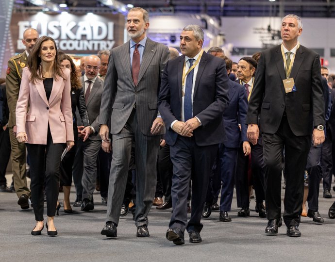 (I-D) La Reina Letizia; el Rey Felipe VI y el presidente de IFEMA, José Vicente de los Mozos (1d), durante la inauguración de la 45ª edición de la Feria Internacional de Turismo, Fitur 2025, en IFEMA Madrid, a 22 de enero de 2025, en Madrid (España).