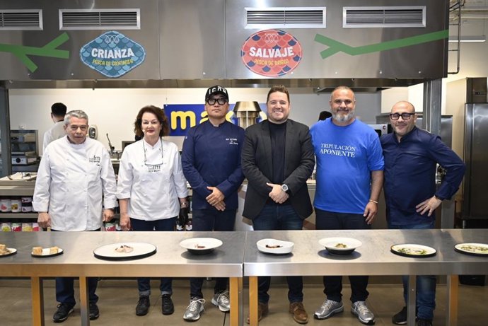 Makro y el chef Angel León presentan los dos sellos para productos frescos de pescadería