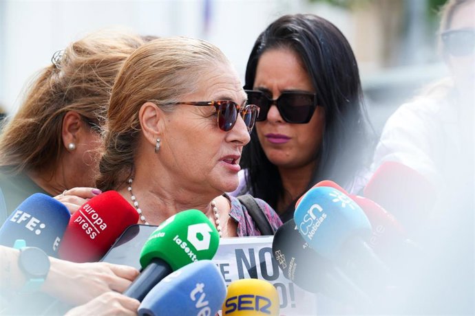 Archivo - Paqui Gómez, la madre de Miguel Ángel González, uno de los agentes fallecidos por una narcolancha, atiende a los medios en los juzgados de Barbate. .