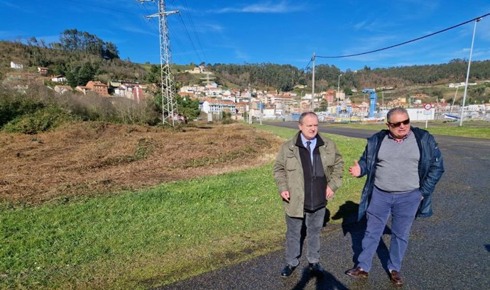 El viceconsejero Isaac Pola y el alcalde de Muros de Nalón, Celestino Novo, en la parcela donde se prevé desarrollar el polígono industrial en San Esteban.