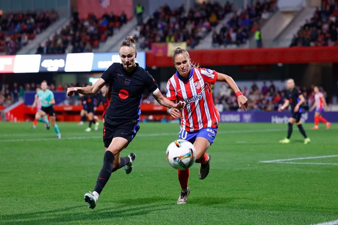 Archivo - Caroline Graham Hansen of FC Barcelona and Andrea Medina of Atletico Madrid in action during the Spanish Women League, Liga F, football match played between Atletico de Madrid and FC Barcelona at Centro Deportivo Alcala de Henares on November 9,