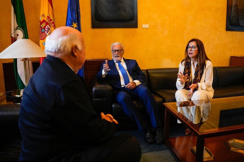 Imagen de la reunión entre el presidente del Parlamento de Andalucía, Jesús Aguirre; el Defensor del Pueblo andaluz en funciones, Jesús Maeztu (c), y la Diputada del Común, Lola Padrón (d).