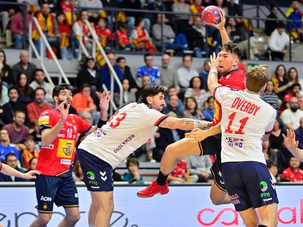 Dani Dujshebaev trata de lanzar en el España-Noruega del TIE 2025