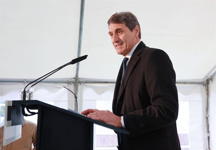 El delegado del Gobierno en Andalucía, Pedro Fernández, en la puesta de la primera piedra de una promoción de viviendas en Utrera (Sevilla). (Foto de archivo).