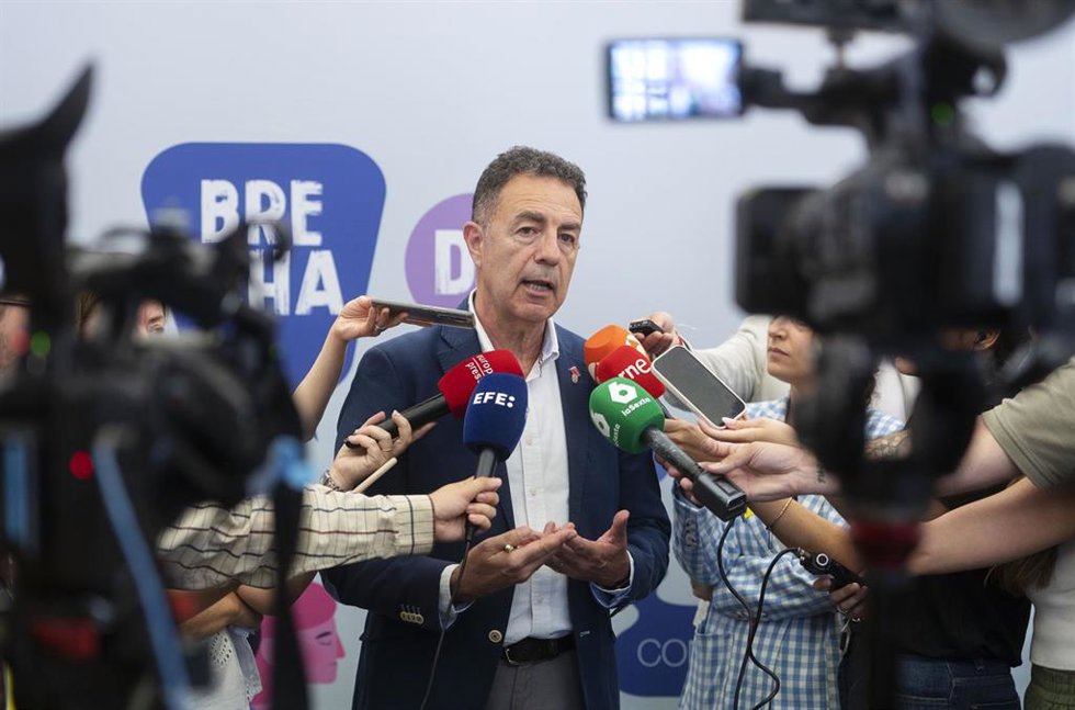 Archivo - El exdelegado del gobierno en violencia de género, Miguel Lorente, antes de la reunión de constitución del Consejo Asesor de Brecha de Género, en el Ministerio de Inclusión, Seguridad Social y Migraciones, a 1 de julio de 2024, en Madrid (Espa