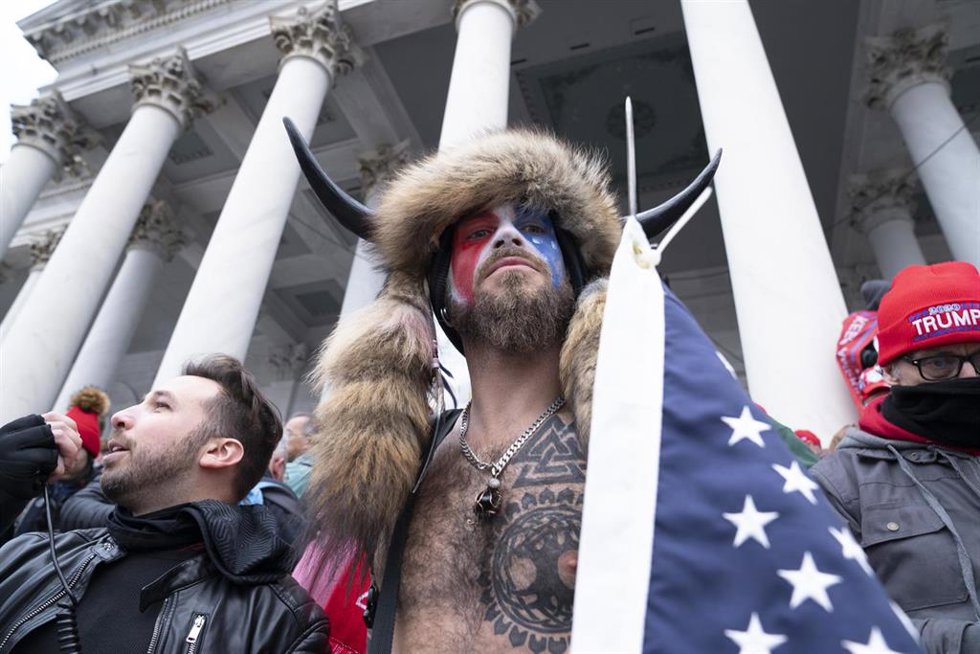 Archivo - Jacob Chansley, conocido como el 'Chamán de QAnon', durante el asalto al Capitolio de Estados Unidos el 6 de enero de 2021