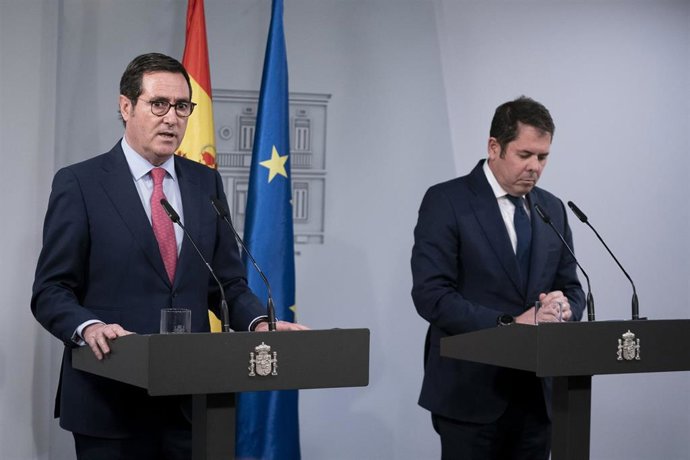 Archivo - El presidente de la CEOE, Antonio Garamendi (i), y el presidente de Cepyme y vicepresidente de la CEOE, Gerardo Cuerva. 