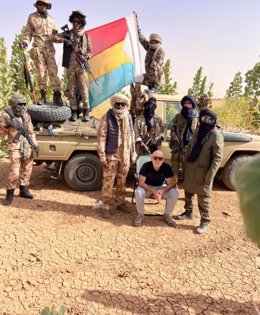 El español liberado en el norte de Malí junto a miembros del Frente de Liberación del Azawad (FLA) que le han localizado