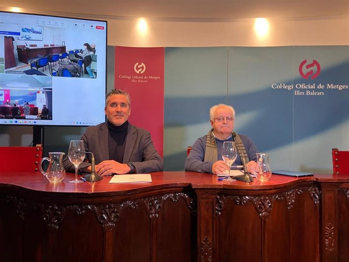 El presidente del Colegio de Médicos de Baleares, Carlos Recasens, y el secretario general de Simebal, Alfonso Ramón Buzá.