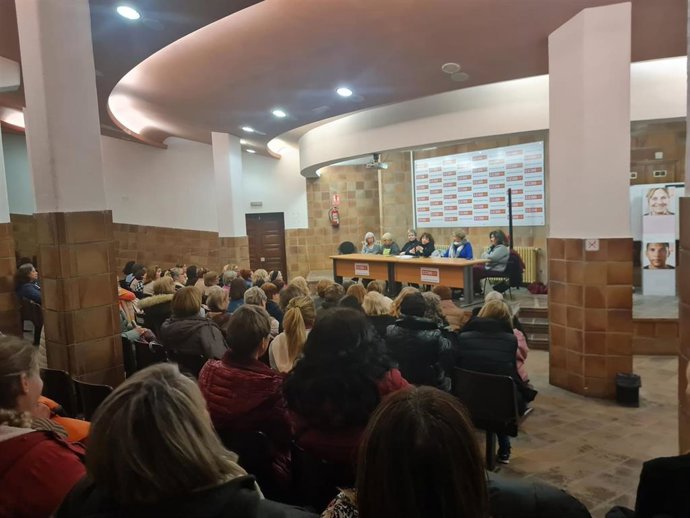 Reunión, en la sede de CCOO Aragón, de  trabajadores del servicio de ayuda a domicilio del Ayuntamiento de Zaragoza  que han decidido seguir con las movilizaciones