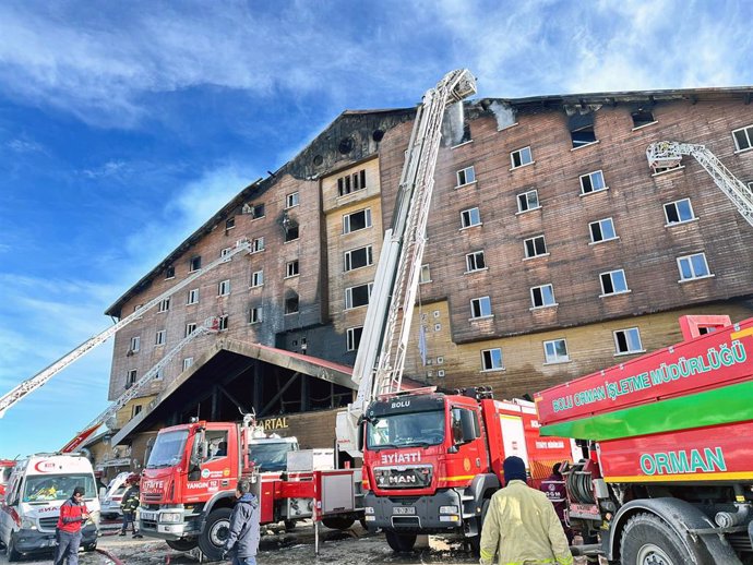 BOLU, Jan. 21, 2025  -- Firefighters work at a fire site in Kartalkaya Ski Resort in Bolu, Trkiye, Jan. 21, 2025. The fire broke out at a hotel in the Bolu Kartalkaya Ski Resort around 3:30 a.m. local time (0030 GMT) on the restaurant floor. So far the 