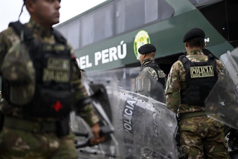 Archivo - Imagen de archivo de agentes de Policía en Perú