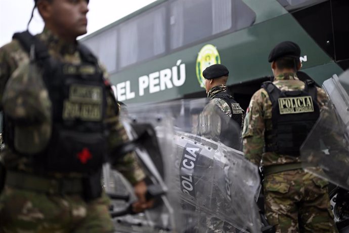 Archivo - Imagen de archivo de agentes de Policía en Perú  