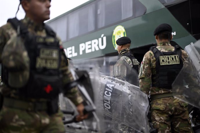 Archivo - LIMA, Nov. 13, 2024  -- Police arrive to guard outside the Lima Convention Center ahead of the 31st APEC Economic Leaders' Meeting in Lima, Peru, Nov. 12, 2024.