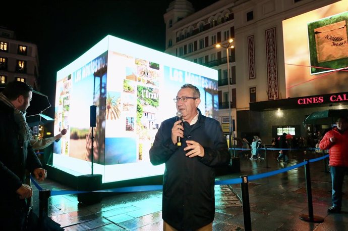 El Patronato Provincial De Turismo De Alicante Ha Instalado En La Plaza Del Callao De Madrid Un Gran Cubo De Pantallas LED Desde El Que Proyectará Vídeos Y Realizará Presentaciones, Desfiles Y Actuaciones Sobre La Costa Blanca.