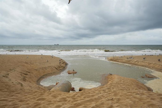 Archivo - Limpian los aliviaderos en prevención de las lluvias. Imagen de archivo. 
