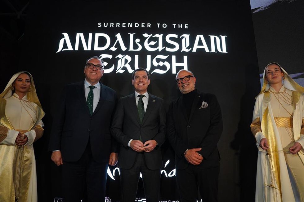 El presidente de la Junta de Andalucía, Juanma Moreno, junto al consejero de Turismo y Andalucía Exterior, Arturo Bernal, en la presentación de la nueva campaña de turismo andaluz 'Surrender to the Andalusian Crush'.
