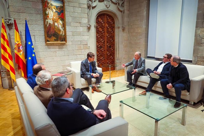El presidente de la Generalitat de Catalunya, Salvador Illa, y el conseller de Justicia y Calidad Democrática, Ramon Espadaler, se reúnen con el presidente de la Fundació Ernest Lluch, Joan Majó