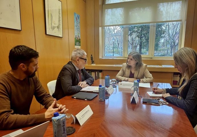 Reunión del alcalde de la Paeria de Lleida, Fèlix Larrosa, con la secretraia de estado de Migraciones, Pilar Cancela, en Madrid