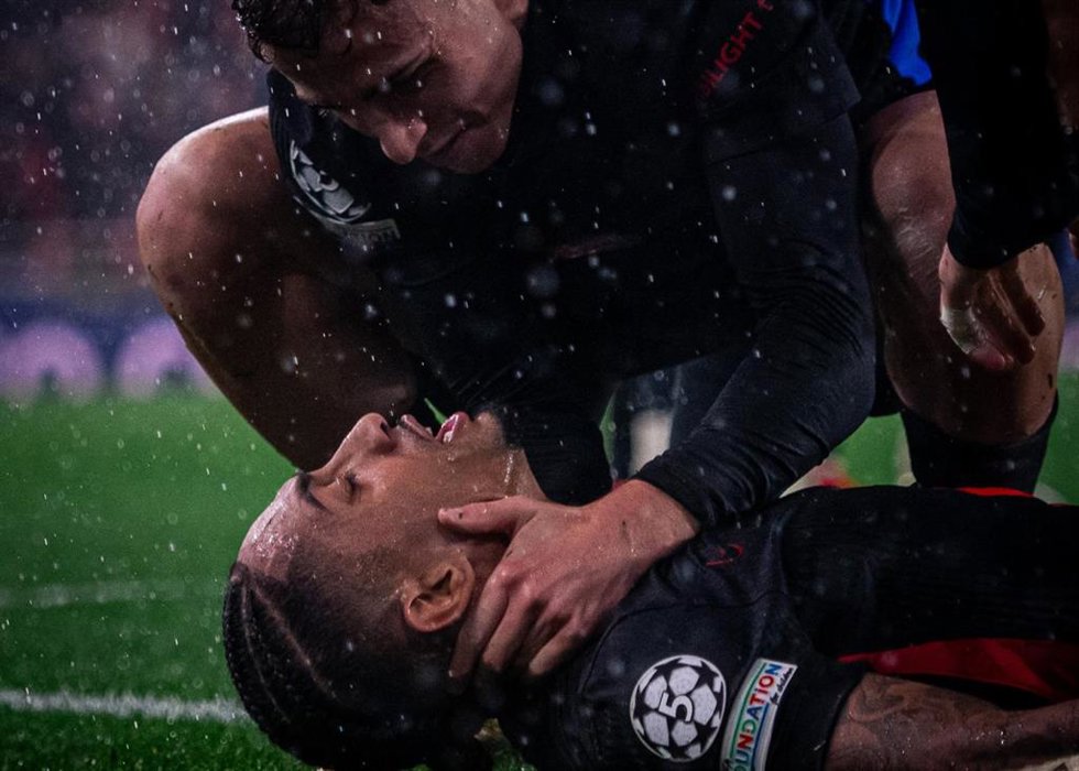 El jugador del FC Barcelona Raphinha celebra el gol del triunfo (4-5) contra el Benfica en el Estádio da Luz de Lisboa, en la séptima jornada de la 'Champions' 2024/25
