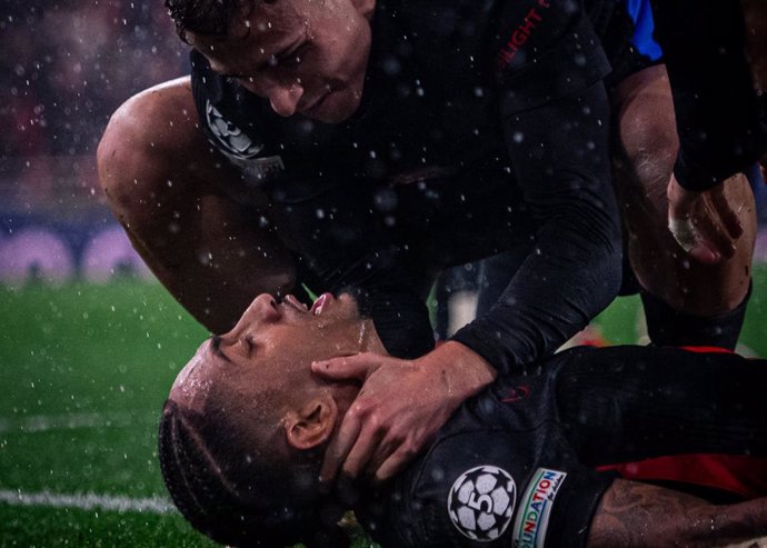 El jugador del FC Barcelona Raphinha celebra el gol del triunfo (4-5) contra el Benfica en el Estádio da Luz de Lisboa, en la séptima jornada de la 'Champions' 2024/25