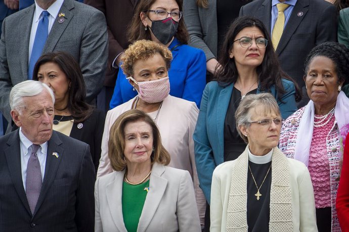 Archivo - May 12, 2022, Washington, District of Columbia, USA: United States House Majority Leader Steny Hoyer (Democrat of Maryland), left, Speaker of the United States House of Representatives Nancy Pelosi (Democrat of California), center, and Bishop Ma