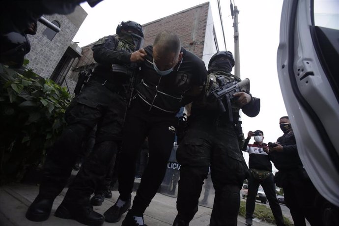 Archivo - Miembros de la Policía de Perú intervienen en un operativo (archivo)