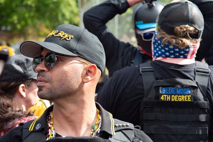 Archivo - September 26, 2020, Portland, Oregon, Usa: Former Proud Boys national chairman HENRY ''ENRIQUE'' TARRIO stands by as an associate confronts a journalist behind him.