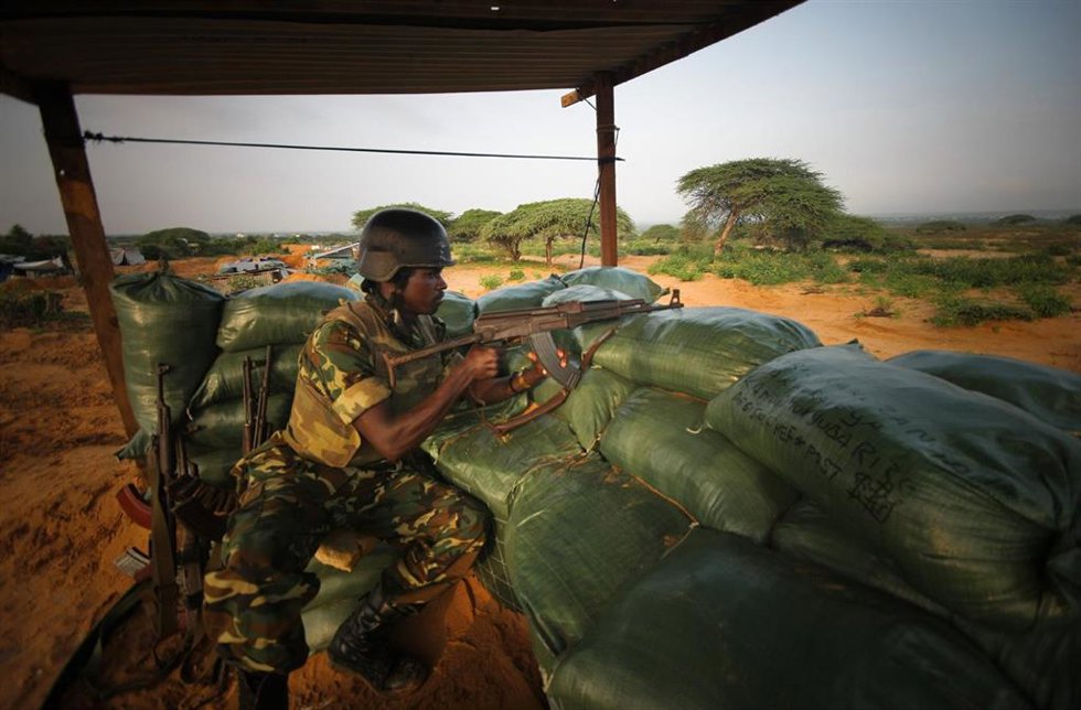 Archivo - Un soldado cerca de Mogadiscio, Somalia (archivo) 