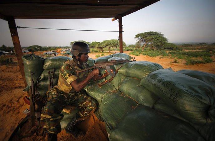 Archivo - November 18, 2011 - Mogadishu, Somalia - African Union Mission in Somalia (AMISOM) Burundian soldiers man the frontline in a territory recently captured from insurgents in the Deynile District November 18, 2011 near Mogadishu, Somalia.