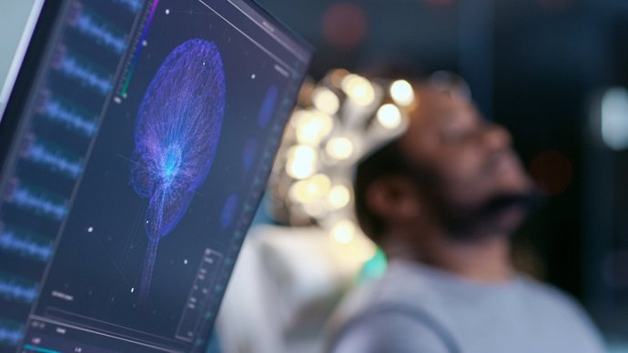 Archivo - Monitors Show EEG Reading and Graphical Brain Model. In the Background Laboratory Man Wearing Brainwave Scanning Headset Sits in a Chair with Closed Eyes. In the Modern Brain Study Research Laboratory