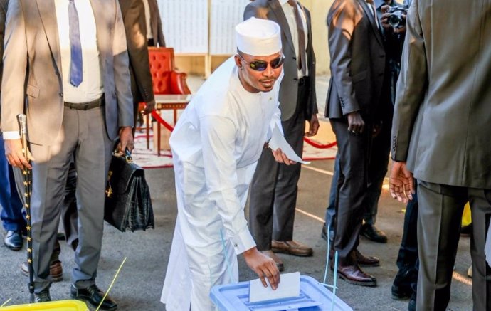 Imagen de archivo del presidente de Chad, Mahamat Idriss Déby, votando en las elecciones legislativas