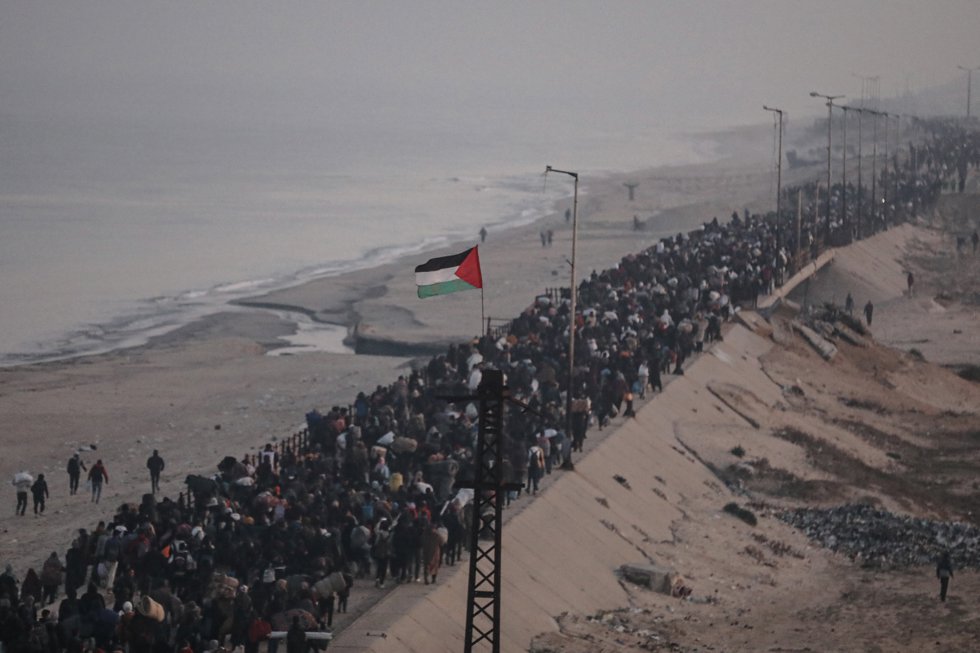 27 January 2025, Palestinian Territories, Gaza: Palestinians, displaced to the south on Israeli orders during the war, walk along Salah al-Din Road to return to their homes in northern Gaza as a ceasefire between Israel and Hamas takes effect.