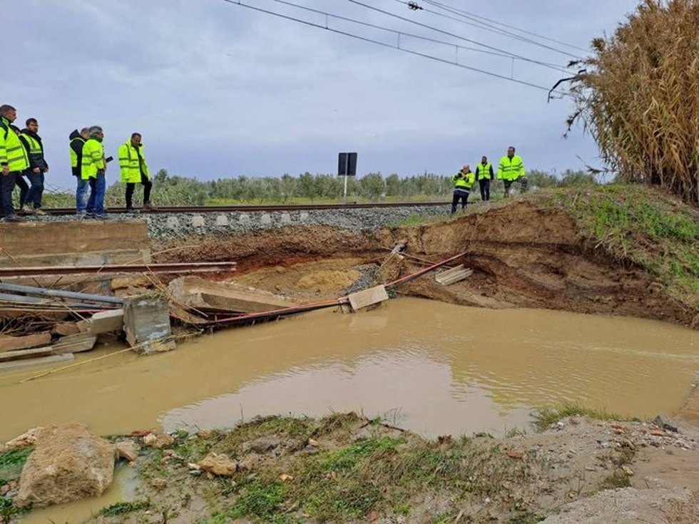 Daños en la línea ferroviaria Sevilla-Huelva provocados por la lluvia de la borrasca Garoé