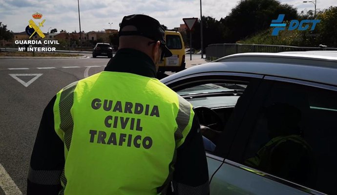 Archivo - Control de tráfico de la Guardia Civil
