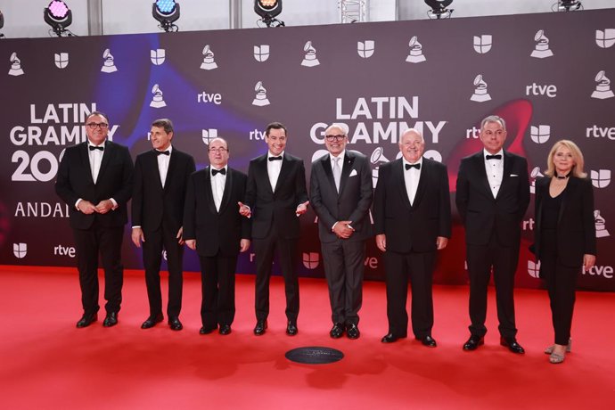 Archivo - El presidente de la Junta de Andalucía, Juanma Moreno (4i), y el ministro de Cultura y Deporte en funciones, Miquel Iceta (3i) posan durante el photocall previo a la gala de entrega de los Latin Grammy 2023, en el Palacio de Congresos de Sevilla