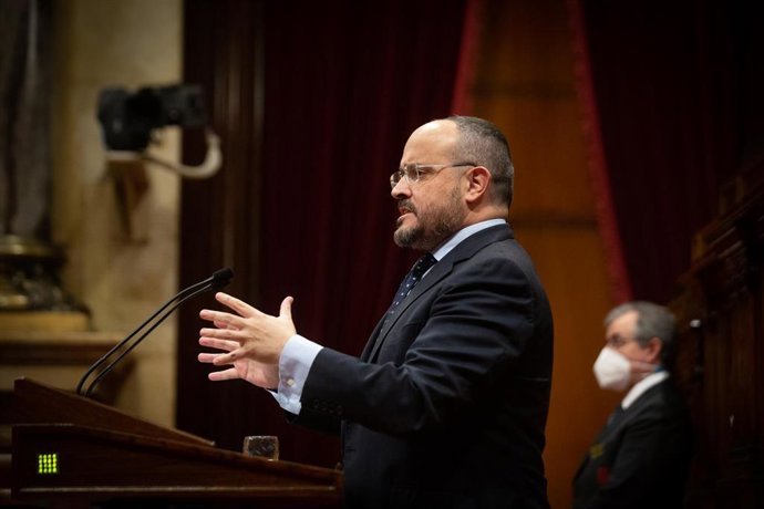 Archivo - El presidente del PP de Catalunya, Alejandro Fernández, interviene en un pleno del Parlament de Catalunya