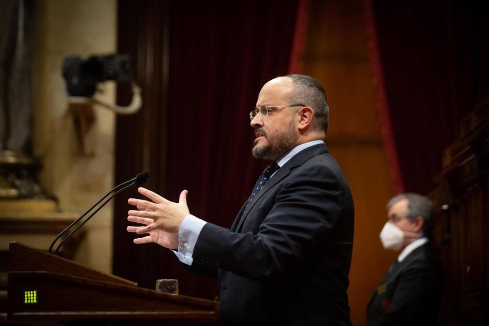 Archivo - El presidente del PP de Catalunya, Alejandro Fernández, interviene en un pleno del Parlament de Catalunya