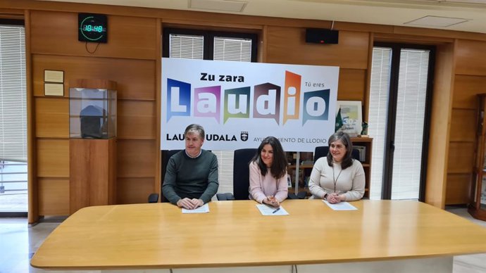 Archivo - La alcaldesa de Llodio, Ainize Gastaka (en el centro de la imagen)