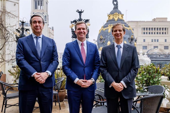 El gobernador de Kentucky, Andy Beshear, y el consejero delegado, Bernardo Velázquez, y el presidente de Acerinox, Carlos Ortega