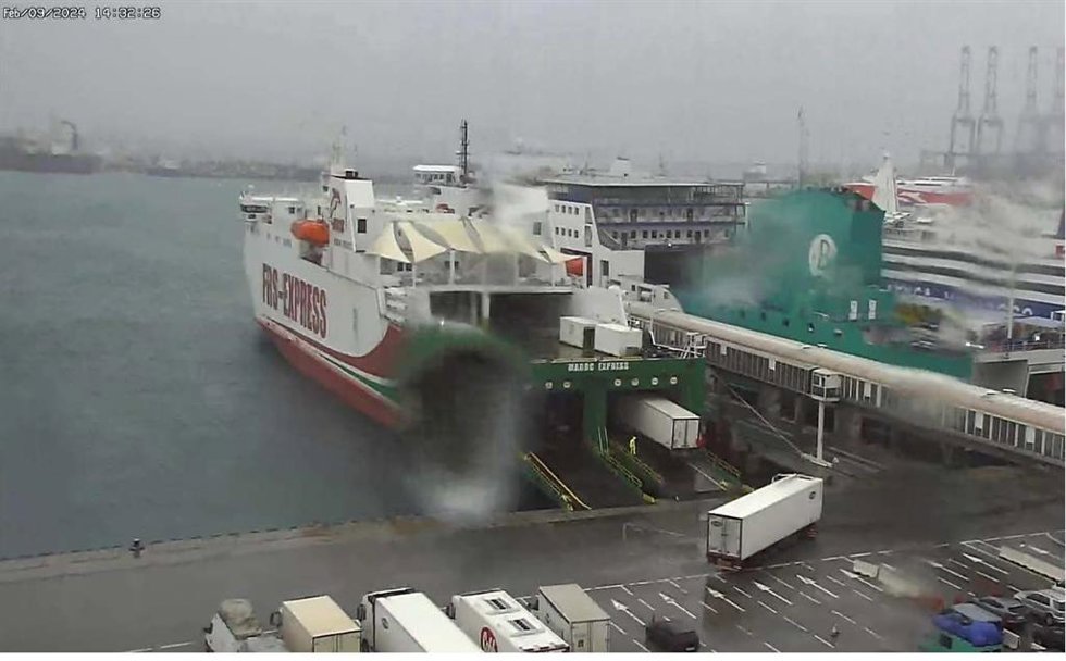 Archivo - Vehículos embarcando en un ferry en Algeciras en una imagen de archivo