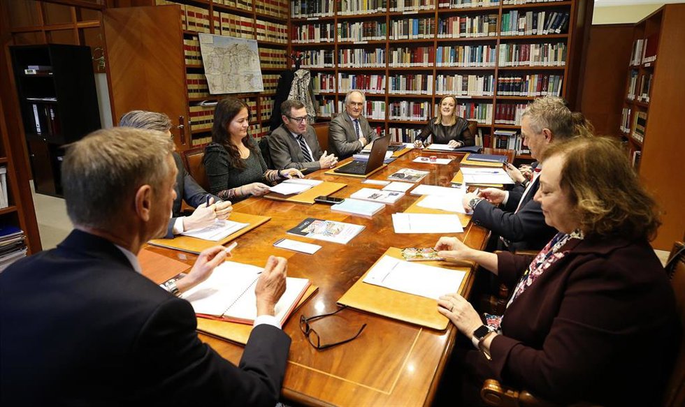 La consejera de Presidencia, Justicia, Seguridad y Simplificación Administrativa, Isabel Urrutia, preside la reunión de la Comisión mixta Gobierno-TSJC