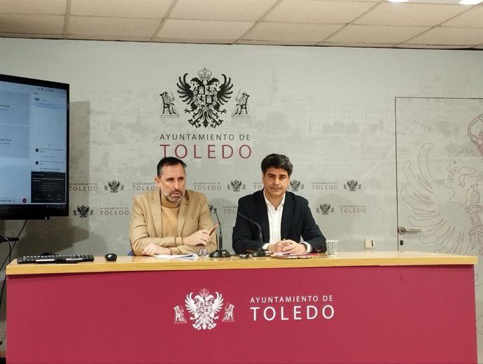 El edil de Movilidad, Iñaki Jiménez, y el portavoz municipal, Juan José Alcalde, en rueda de prensa en el Ayuntamiento de Toledo.