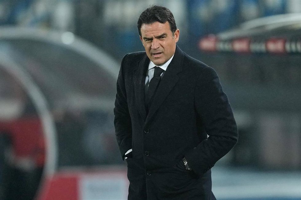 El entrenador de Real Madrid femenino, Alberto Toril, durante un partido de la Liga F. 