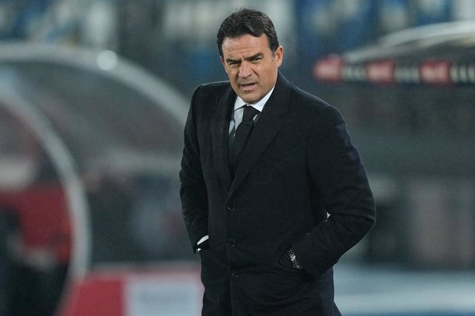 Alberto Toril, head coach of Real Madrid, looks on during the Spanish Women League, Liga F, football match played between Real Madrid and Levante UD at Alfredo Di Stefano stadium on January 8, 2025, in Valdebebas, Madrid, Spain.