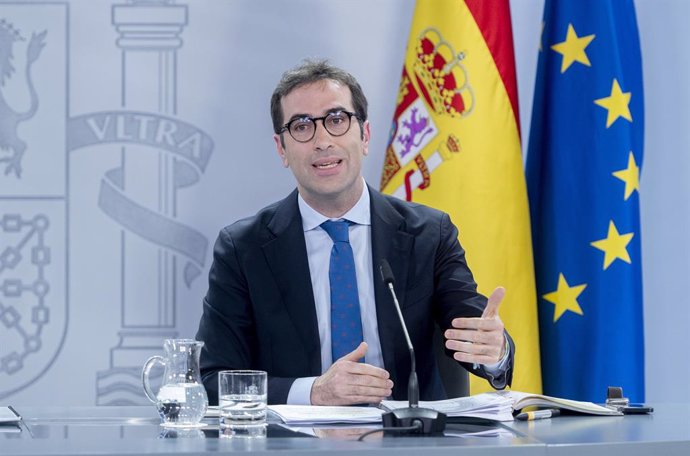 El ministro de Economía, Comercio y Empresa, Carlos Cuerpo, durante una rueda de prensa posterior al Consejo de Ministros, en el Complejo de La Moncloa, a 7 de enero de 2025, en Madrid (España). El Consejo de Ministros de hoy ha aprobado el Comisionado pa